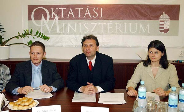 2003 májusa: tanácskozás az Oktatási Minisztériumban. Hiller István mellett Szatmári Ildikó