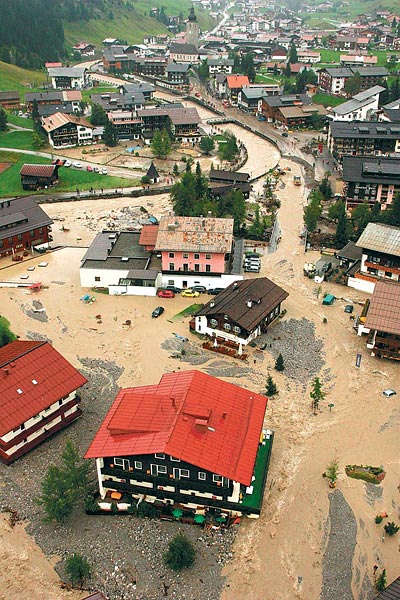 Lech falu az ausztriai Arlberg régióban: esõ után