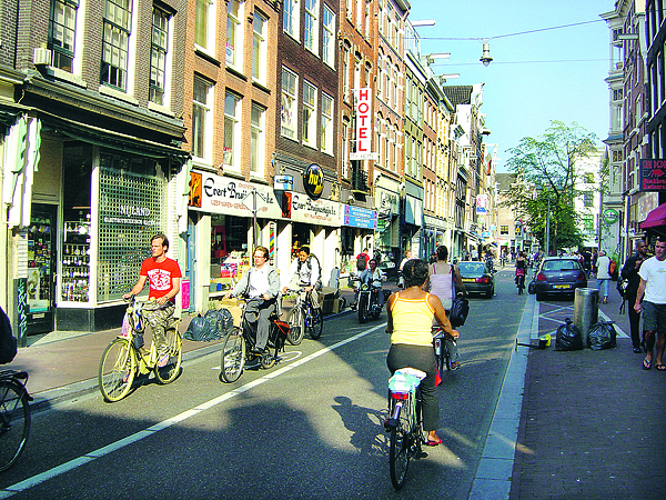 Biciklinyeregben Amszterdamban