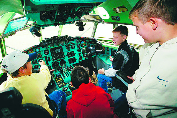 Gyerekek ismerkednek a pilótafülkével a Ferihegyi repülõtér melletti emlékparkban. A repülési fóbia ellen a repülés a legjobb