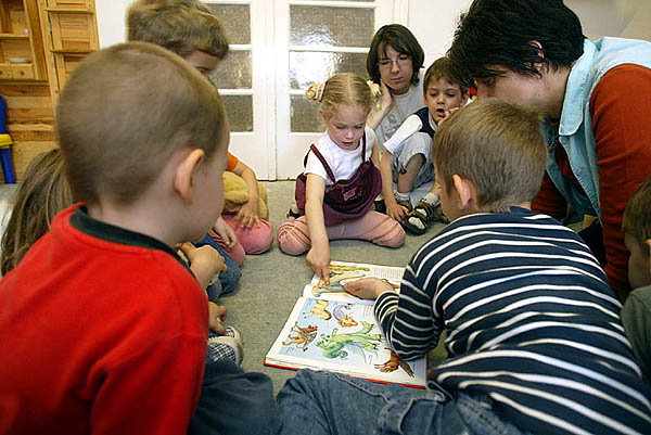 Akikkel beszélgetnek, akiknek mesélnek, olvasnak, szavakkal vezetik le a stresszt