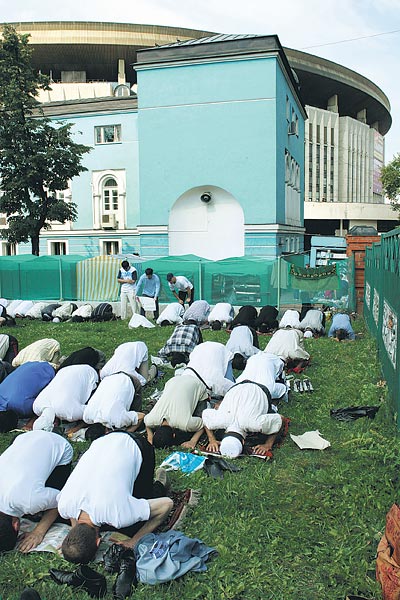 Imádkozó férfiak a moszkvai mecset elõtti füves téren