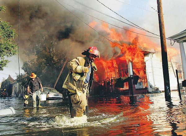 New Orleans-i tûzoltók akcióban egy égõ ház elõtt