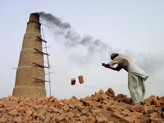 Pakisztáni téglaégetõ munkás Szukkurban
