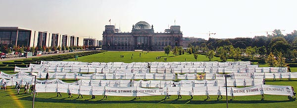 Szegénység ellen tiltakozók Berlinben a Reichstag elõtt, 300 ezer aláírást tartalmazó transzparenssel