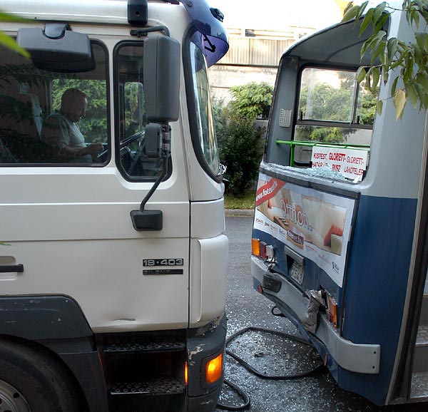 Kamion rohant egy autóbuszba Kispesten - a fuvar nem mindig ér célba