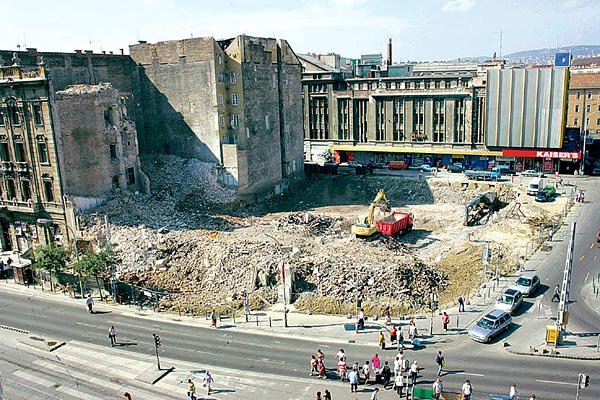 Szokni kell a tér új képét