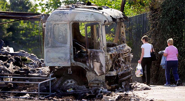 Kiégett teherautó Belfast egyik munkáskerületében a zavargás után