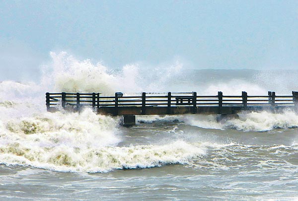 Hullámok ostromolják Galveston egyik horgász stégét