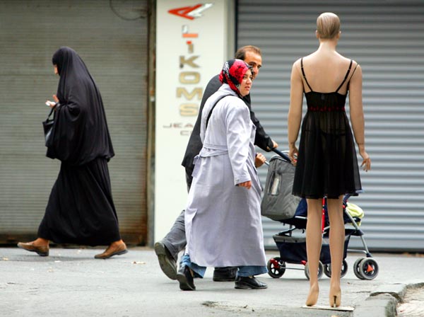 Lengén öltözött próbaba Isztambul belvárosában