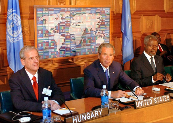Külön találkozást tartottak a Demokrácia Alapítói. Képünkön: George W. Bush két oldalán Sólyom László és Kofi Annan