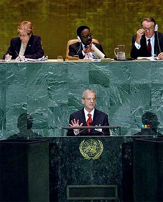 Sólyom László az ENSZ-ben, mögötte Luise Fréchette fõtitkárhelyettes, Omar Bongo, Gabon elnöke és Jan Eliasson, a mostani ülésszak elnöke