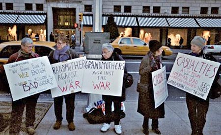 Letartóztatták a 'Nagymamák a háború ellen' mozgalom tüntetõit New Yorkban - balról a második Joan Wile, a mozgalom alapítója