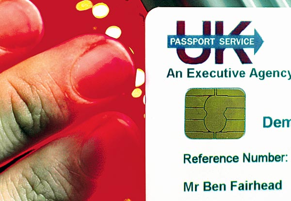 Ujjlenyomatot szkennelnek az útleveleket kibocsátó brit hivatalban - egyelõre csak az alkalmazottak belépõkártyájához