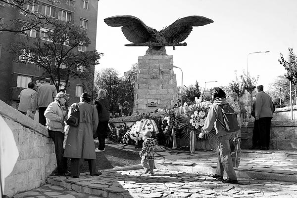 A szobor engedély híján is maradhat a talapzaton