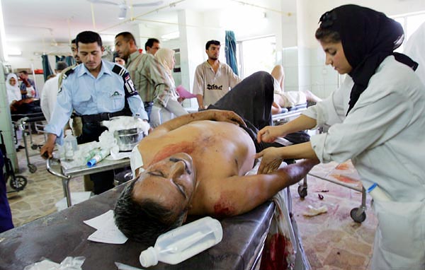 A bagdadi merényletek sebesültjeit látják el egy közkórházban