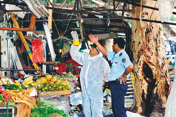 Izraeli rendõrök a merénylet helyszínén, Hadera város piacán