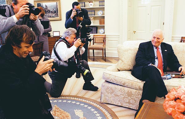 Dick Cheney a fehér házi ovális irodában. Az alelnök sem érezheti magát biztonságban