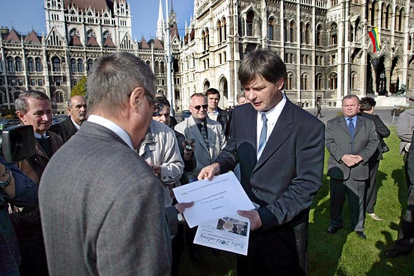 Turi-Kovács Béla vette át a levelet a tüntetõktõl