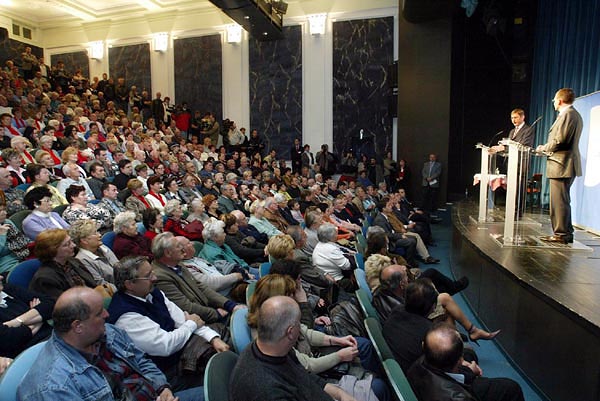 A demonstrálók kint várták a kormányfõt és a gazdasági minisztert. A színháztermi témák: gumigyár és Orbán Viktor