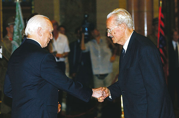 2003. augusztus 20-án Mádl Ferenc akkori államfőtől vette át a Magyar Köztársasági Érdemrend középkeresztjét