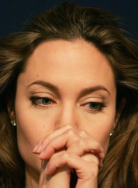 Angelina Jolie amerikai színésznõ sok helyütt megfordul a világban az ENSZ jószolgálati nagyköveteként