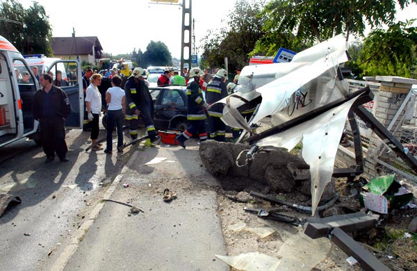 A forgalomból kivont BMW-t a megálló mögötti téglakerítés állította meg