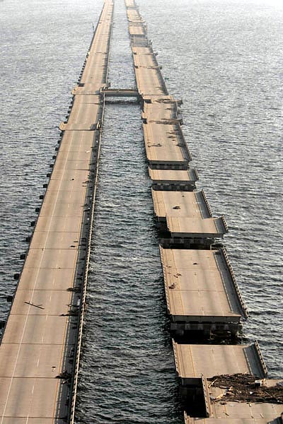 A hurrikán megrongálta New Orleans közelében a tengeröblön átvezetõ közúti hidat is