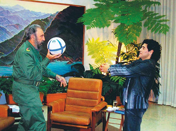 Fidel Castro kosarat dob Maradonának