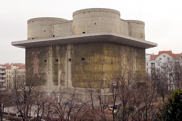 A bécsi Flakturm, a háttérben jugendstil házakkal