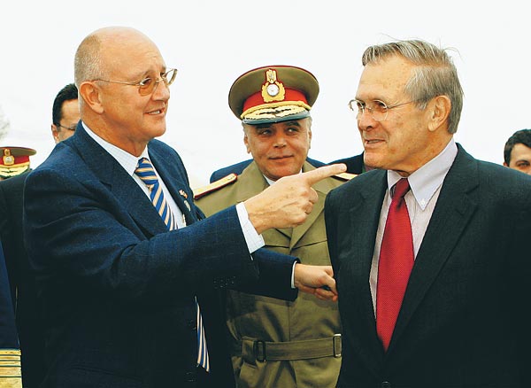 Donald Rumsfeld amerikai védelmi miniszter (jobbra) román kollégájával, Mircea Pascuval. A CIA-börtönök kapcsán Románia is gyanúba keveredett