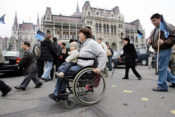 A szociális ellátás színvonalának megõrzéséért demonstráltak a Parlament elõtt