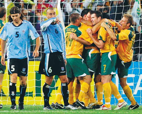 A gól az uruguayi kapuban, a dél-amerikaiak az ausztrálok hálójában
