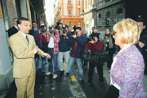 A legutolsó négyszemközti találkozóra érkezik Dávid Ibolya Orbán Viktorhoz 2004. áprilisban. Ekkor nem közeledtek