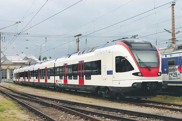 Gyári fotó a Stadler vonatáról. A fényképes meggyõzést élõ bemutató követi