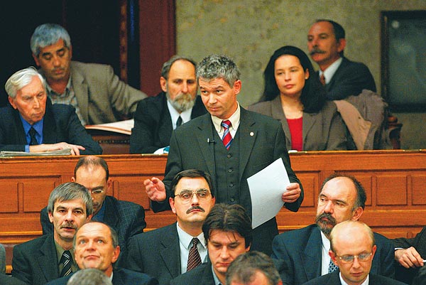 A legfõbb ügyészt csaknem két tucatszor szavazták le a parlamentben