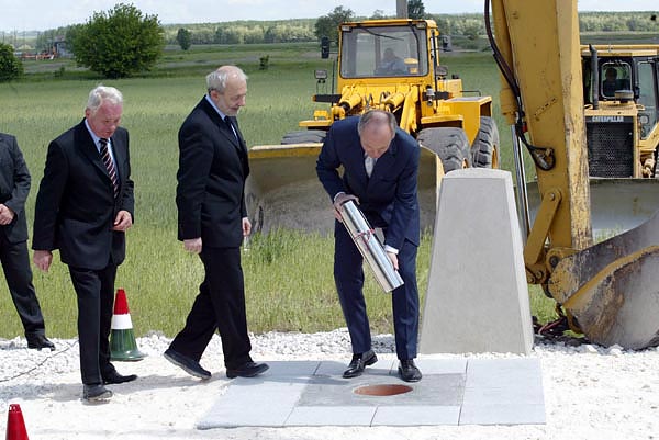 Elõvennék az autópálya-szerzõdéseket?