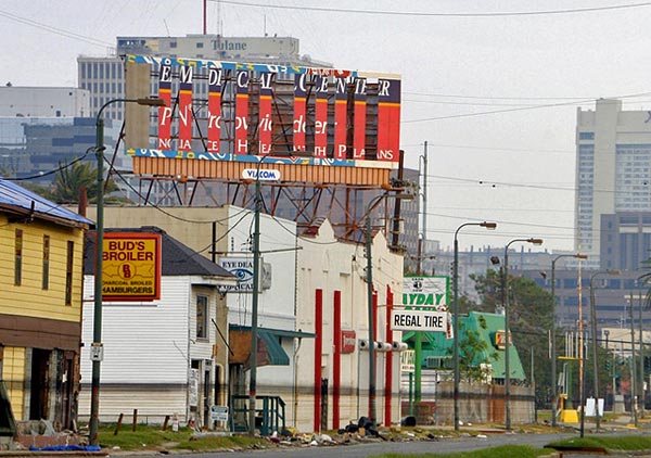 A szürke csík az áradás alatti legmagasabb vízállást mutatja New Orleans belvárosában