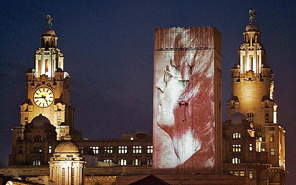 Liverpooli épület tegnap este, negyedszázaddal Lennon halála után