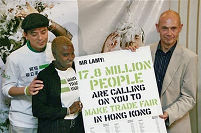 'Lamy úr, 17,8 millió emeber szólítja fel Önöket a fair trade bevezetésére!' - Anthony Wong kínai és Angelique Kidjo afrikai popsztárok adják át az Oxfam petícióját Lamynak
