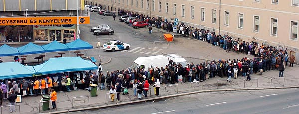 A Blaha Lujza téren a Magyarországi Krisna-tudatú hívõk osztottak segélycsomagokat