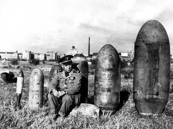 Magyar repülõfõhadnagy bombákkal a lágymányosi réten (1944)