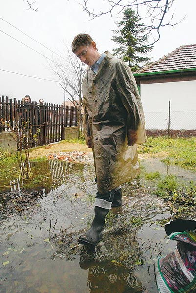 A kormányfõ az érdi Szabó Gyuláné kertjében