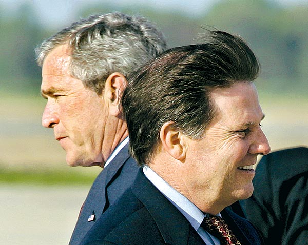 Bush és DeLay háttal egymásnak