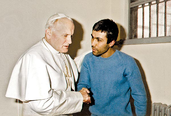 Egy nevezetes kép 1983-ból: A pápa a merénylõ cellájába látogatva bocsátott meg Ali Agcának