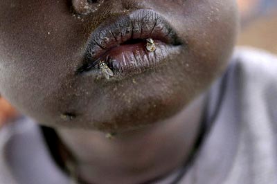 Szudáni menekült fiú egy darfúri táborban