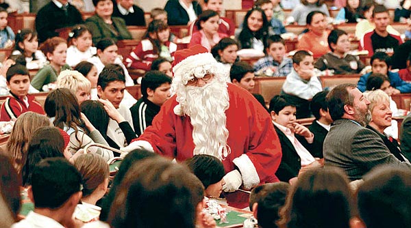 Mintegy hatszáz hátrányos helyzetû roma tanuló karácsonyi ünnepségét tartották tegnap a Parlament felsõházi termében