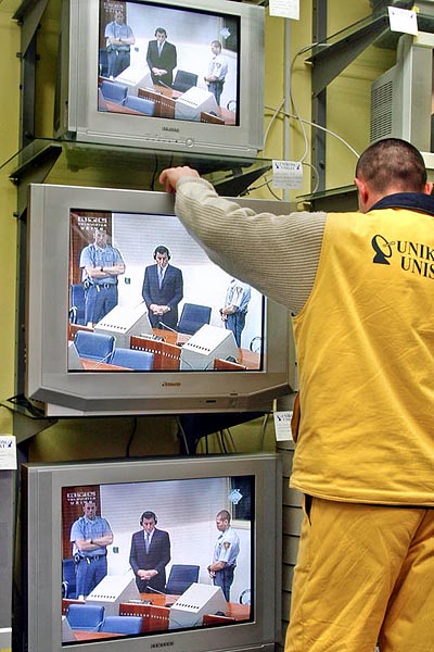 Egy Banja Luka-i tévéüzlet képernyõin Gotovina tábornok hágai jelenése