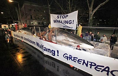 Greenpeace-akció a berlini japán nagykövetség elõtt