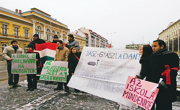 Békés demonstráció a szolnoki Kossuth téren